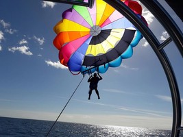 Spanien Gran Canaria – Parasailing über dem Ozean