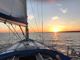 Sunset sailing cruise on the Tagus River with Clicktodo.com in Lisbon, Portugal. Magic over the water | लिस्बन, पुर्तगाल में