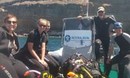 Equipo listo para bucear con Clicktodo.com – gran ambiente en tierra firme | Group preparing to dive with Clicktodo.com – smi