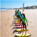 Surftraining am Strand von Peniche, Portugal – Clicktodo | Allenamento di surf sulla spiaggia di Peniche, Portogallo – Clickt