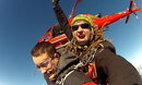 Saut en parachute tandem à Interlaken avec vue sur les Alpes – expérience unique garantie. Salto tándem desde helicóptero en