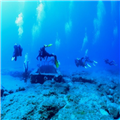 Groupe de plongeurs entourés de poissons tropicaux – Clicktodo.com | Gruppe von Tauchern mit bunten Fischen in Gran Canaria –
